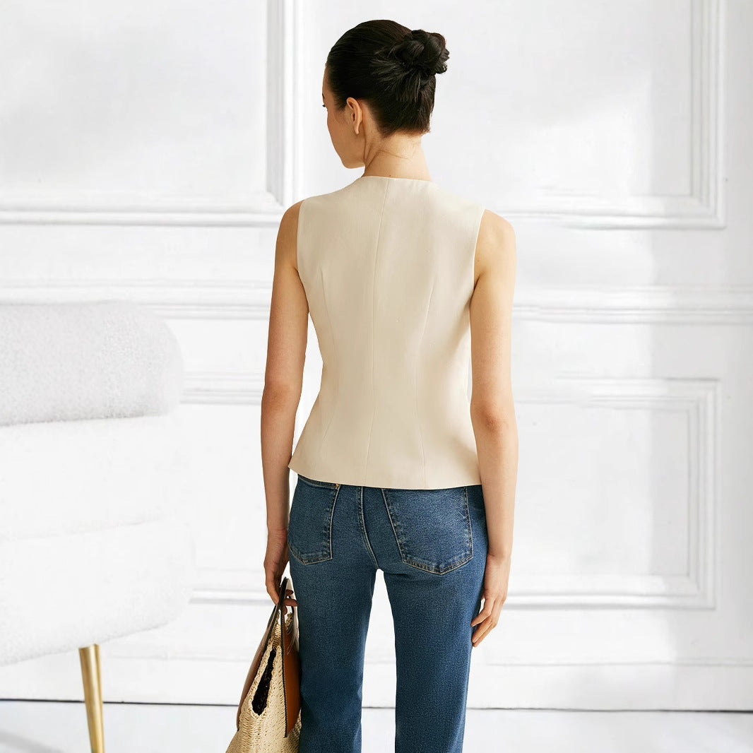 Solid color sleeveless top 