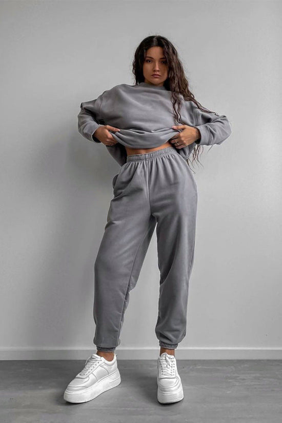 Fashionable Loose-fit Crewneck Sweatshirt With Long Sleeves And Casual Athletic Pants 