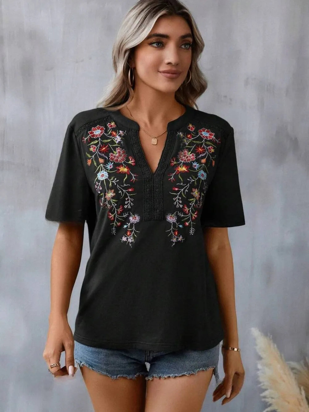 Embroidered Notched Short Sleeve T-Shirt 
