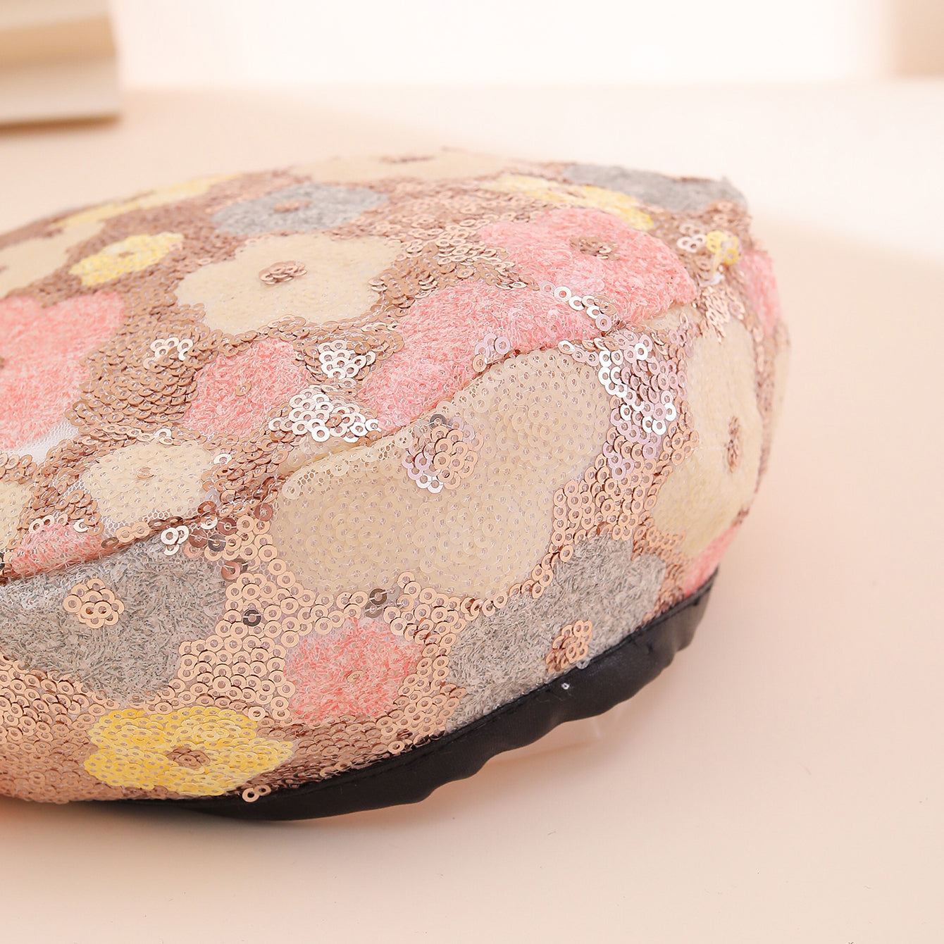 European And American Trendy Fashion Small Sequin Flower Beret, A Versatile Style That Suits All Occasions. A Painter's Hat, Perfect For Outdoor Photography. 