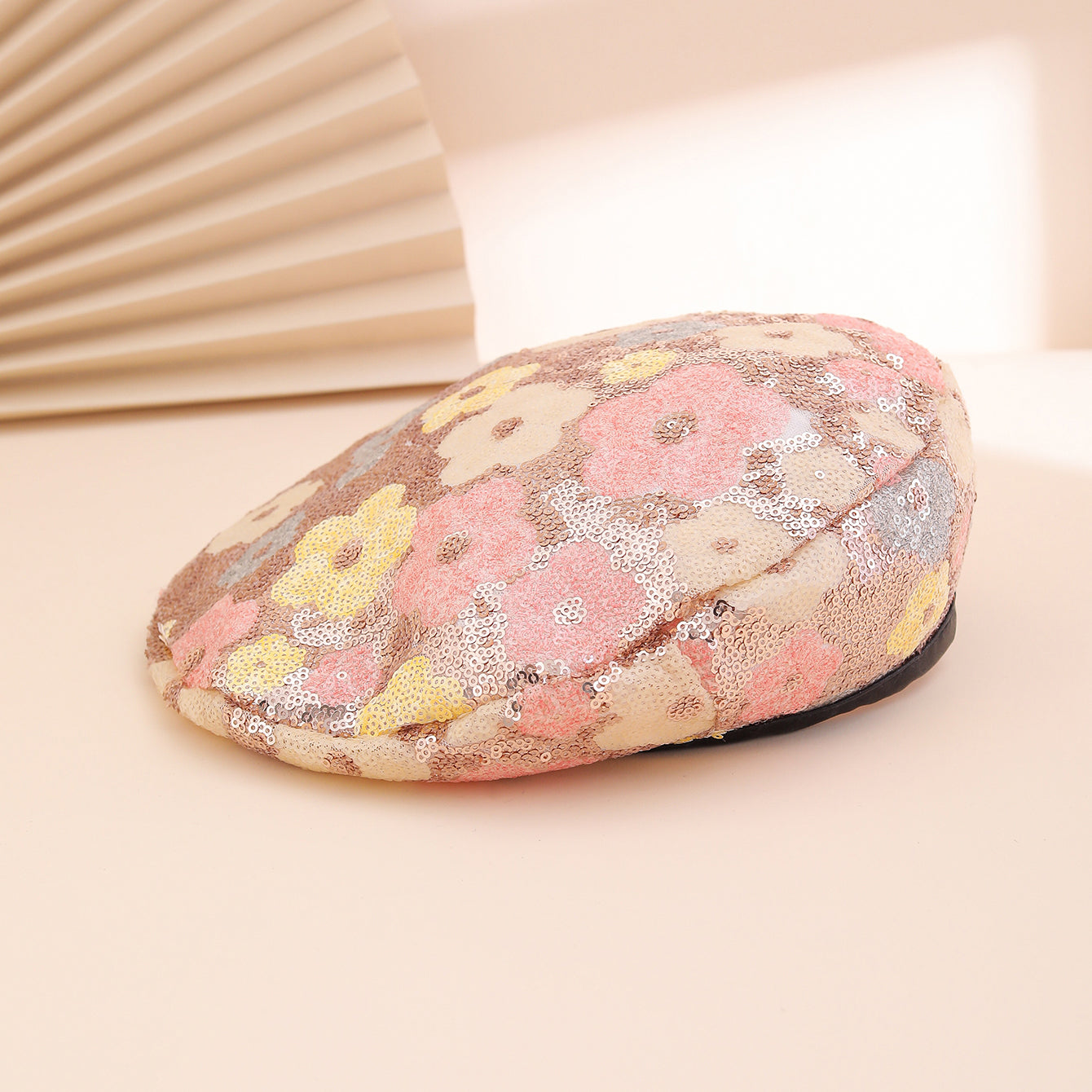 European And American Trendy Fashion Small Sequin Flower Beret, A Versatile Style That Suits All Occasions. A Painter's Hat, Perfect For Outdoor Photography. 