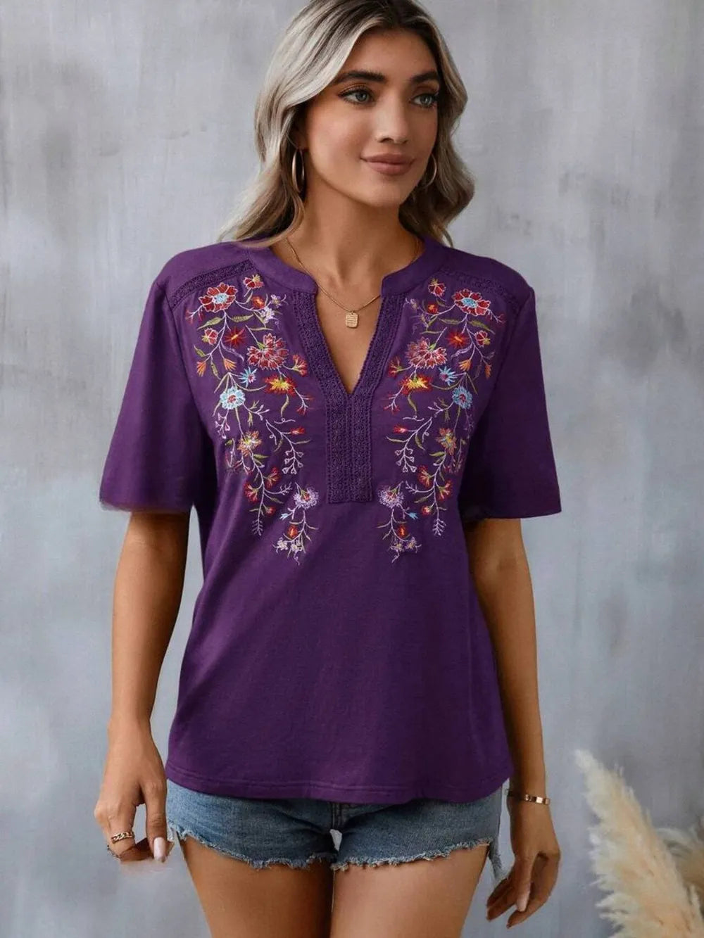 Embroidered Notched Short Sleeve T-Shirt 