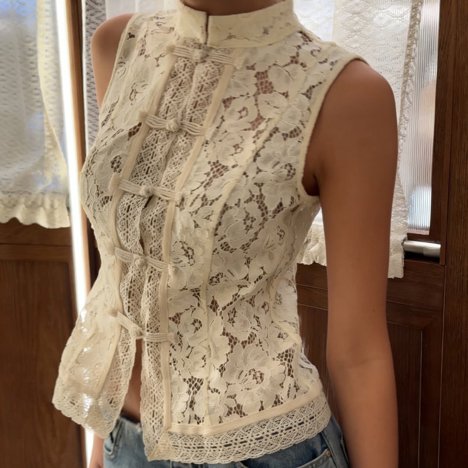 Fashionable Lace Crochet Stand Collar Slim-fit Sleeveless Shirt 